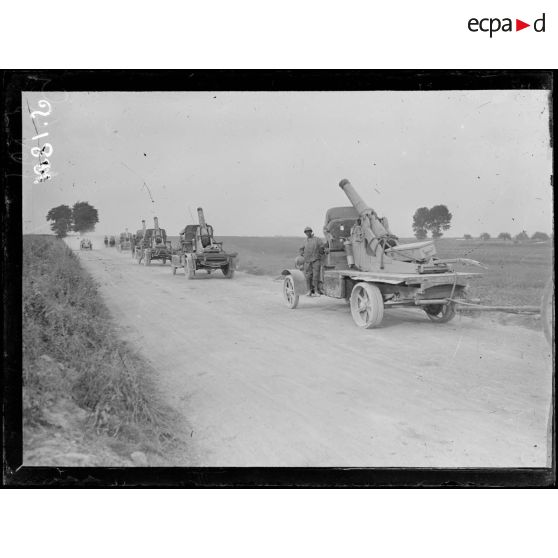 Sur la route de Démuin à Marcelcave. Convoi d'auto-canons de 155. [légende d'origine]