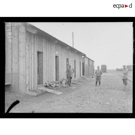 Mézières (Somme). Un coin de la gare. [légende d'origine]