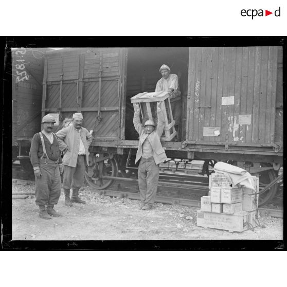 Gare de Mézières (Somme). Déchargement des caisses de torpilles. [légende d'origine]