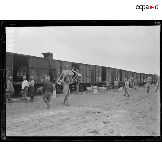 Gare de Mézières (Somme). Déchargement des caisses de torpilles. [légende d'origine]