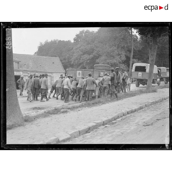 Montdidier (Somme). Un convoi d'auto camions. [légende d'origine]