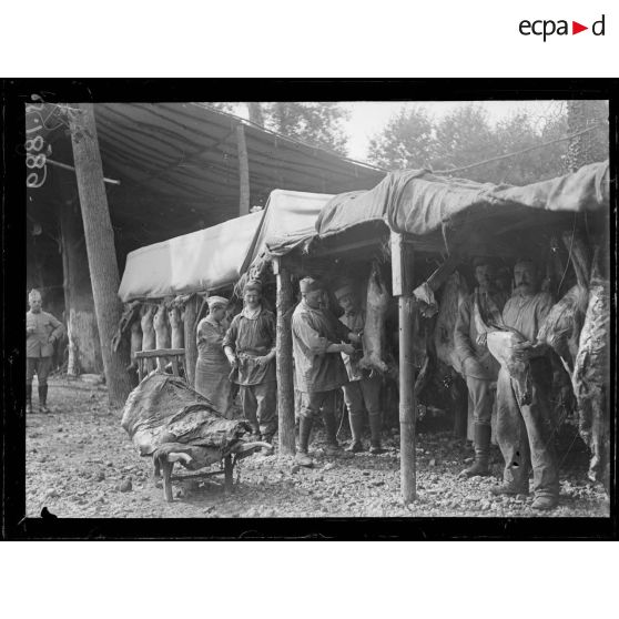 La Neuville (Somme). Boucherie militaire. La pendaison des boeufs. [légende d'origine]