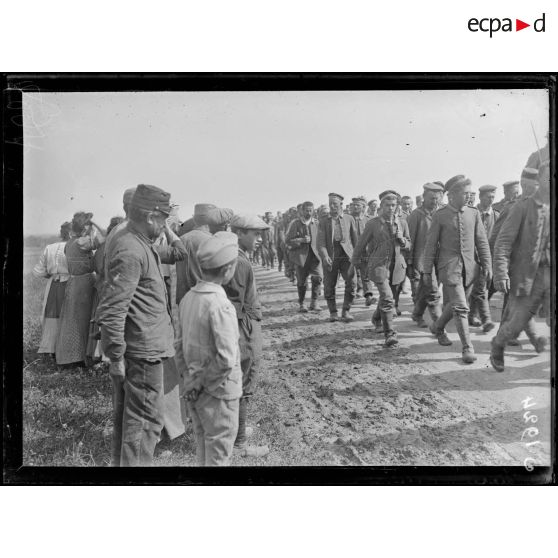 Près d'Aubigny (Somme). Prisonniers allemands. [légende d'origine]