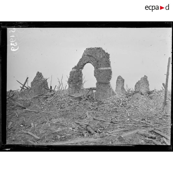 Maurepas (Somme). Ce qui reste de l'église. [légende d'origine]