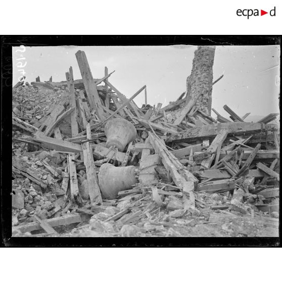 Maurepas (Somme). Les cloches de l'église. [légende d'origine]