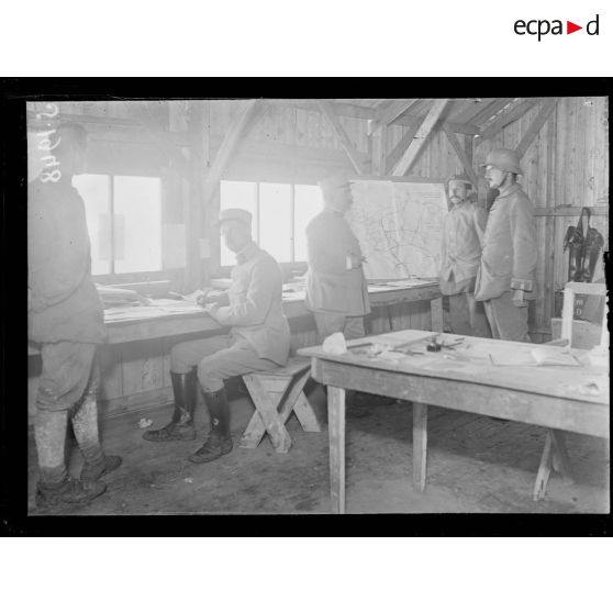 Etinehem (Somme). Camp de prisonniers. Interrogatoire de la garde décoré de la croix de fer. [légende d'origine]