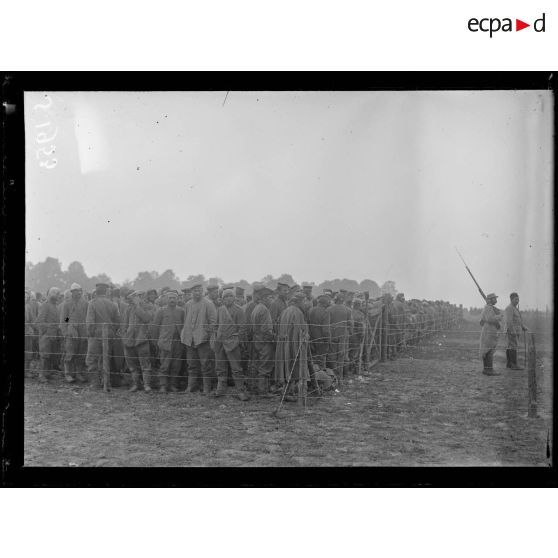 Etinehem (Somme). Le camp des prisonniers. Prisonniers derrière les clôtures. [légende d'origine]