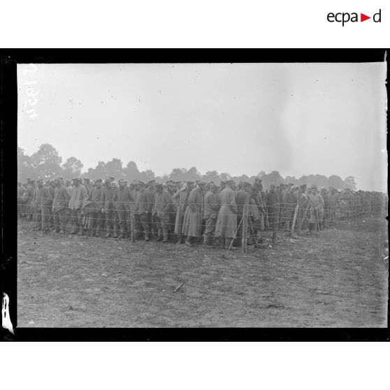 Etinehem (Somme). Le camp des prisonniers. Prisonniers derrière les clôtures. [légende d'origine]