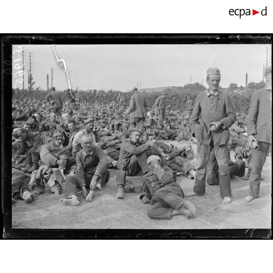 Longueau (Somme). Prisonniers au repos. [légende d'origine]