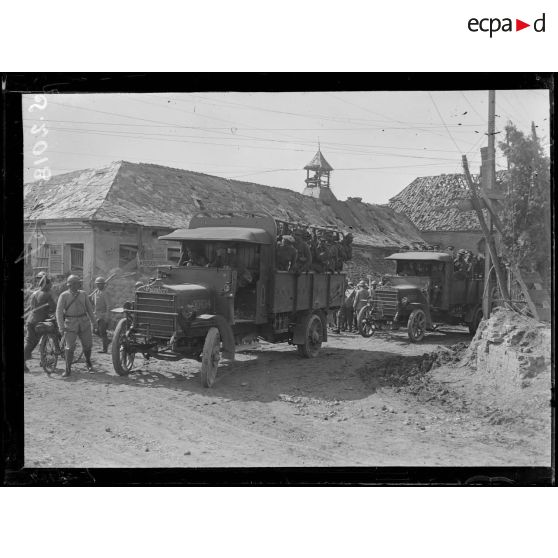 Maricourt (Somme). Troupes africaines anglaises se rendant en première ligne par auto camions. [légende d'origine]