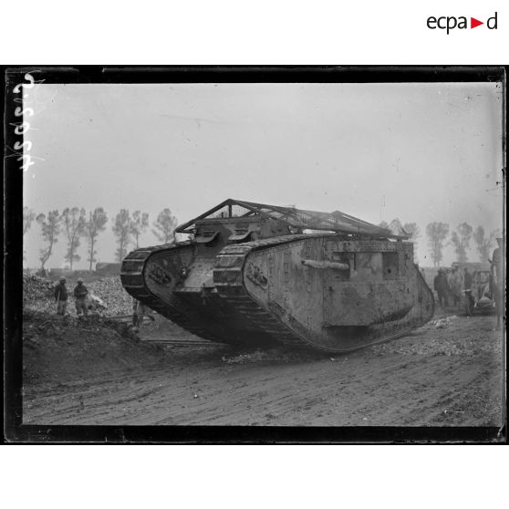 Maricourt. Un tank, nouvelle automobile blindée anglaise. [légende d'origine]