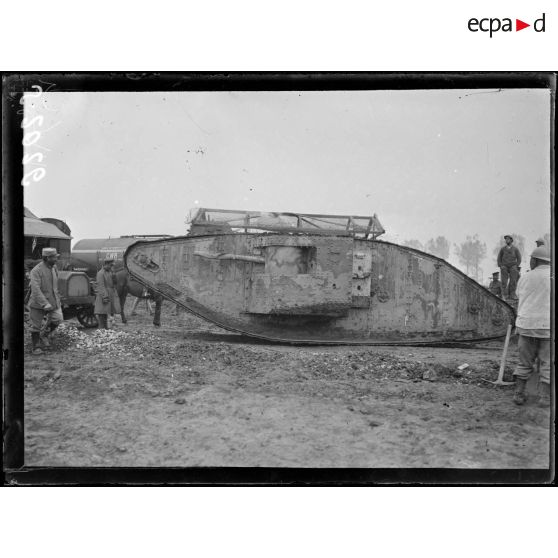 Maricourt. Un tank, nouvelle automobile blindée anglaise. [légende d'origine]