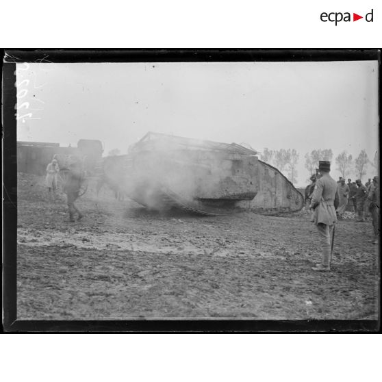 Maricourt. Un tank, nouvelle automobile blindée anglaise. [légende d'origine]