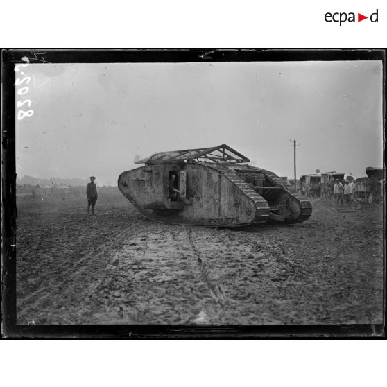 Maricourt. Un tank, nouvelle automobile blindée anglaise. [légende d'origine]