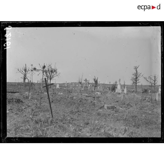 Cléry-sur-Somme. Les ruines du cimetière. [légende d'origine]