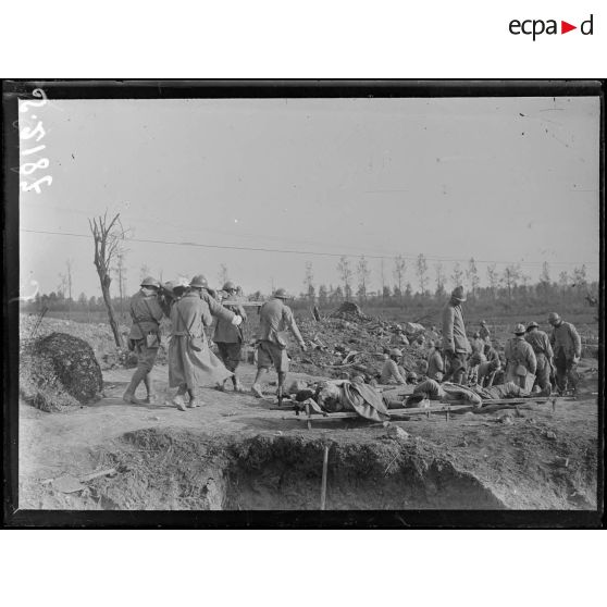 Près de Cléry-sur-Somme. Au ravin de la Saucisse. Un poste de secours pendant l'attaque du 25 septembre 1916. [légende d'origine]