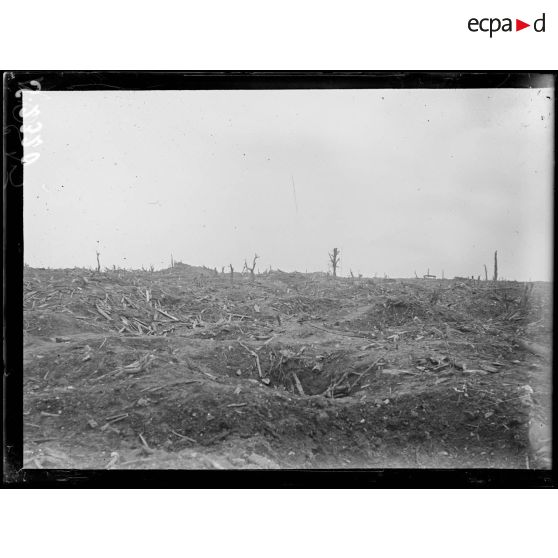 Guillemont (Somme). Le terrain bouleversé aux abords et à travers le village. [légende d'origine]