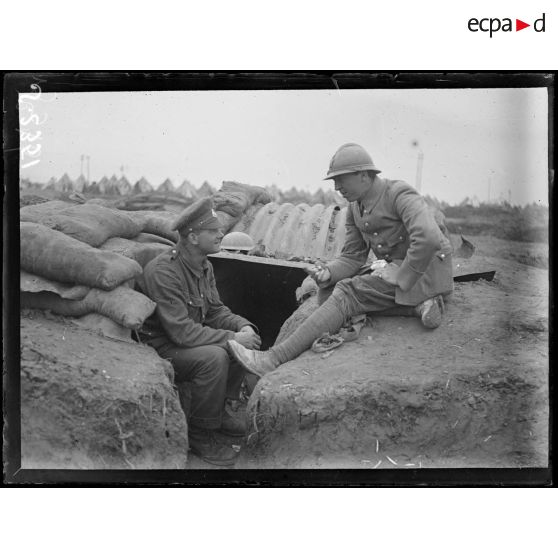 Bois de Bernafay, entre Guillemont et Montauban (Somme). Soldats anglais et français. [légende d'origine]