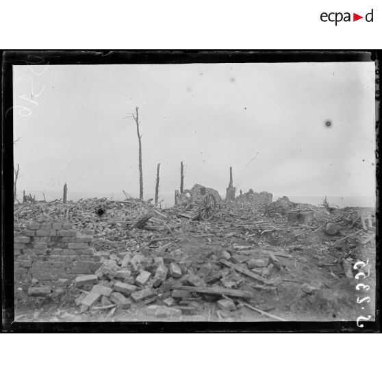 Maurepas (Somme). Ruines dans le village. [légende d'origine]