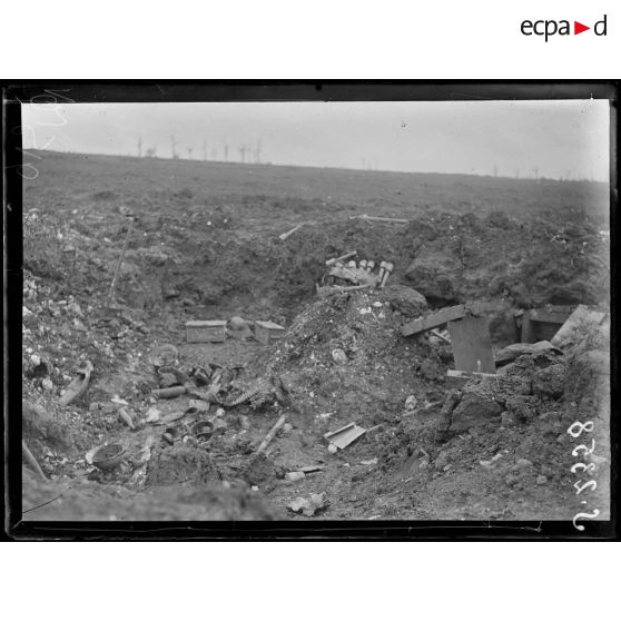 Bois Louage, sud de Combles. Un entonnoir organisé défensivement par les allemands. [légende d'origine]