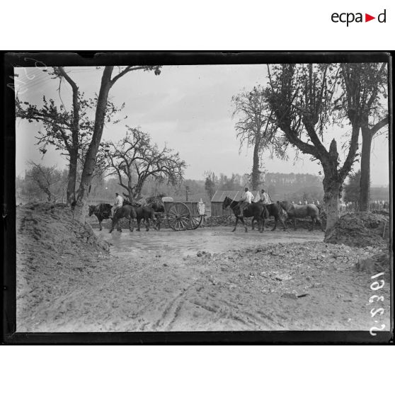 Au moulin de Fargny. La route conduisant à Curlu. [légende d'origine]