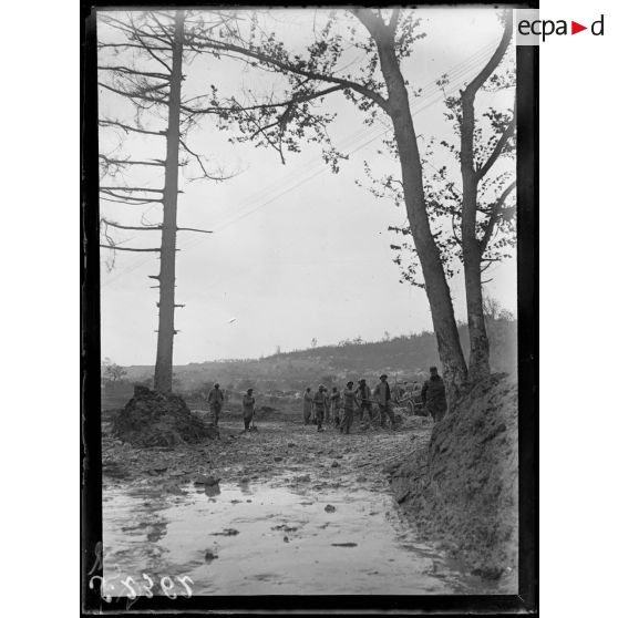 Au moulin de Fargny. La route conduisant à Curlu. [légende d'origine]