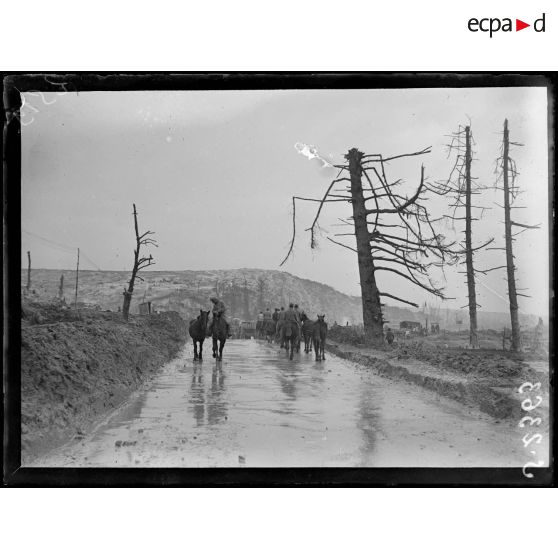 Au moulin de Fargny. La route conduisant à Curlu. [légende d'origine]