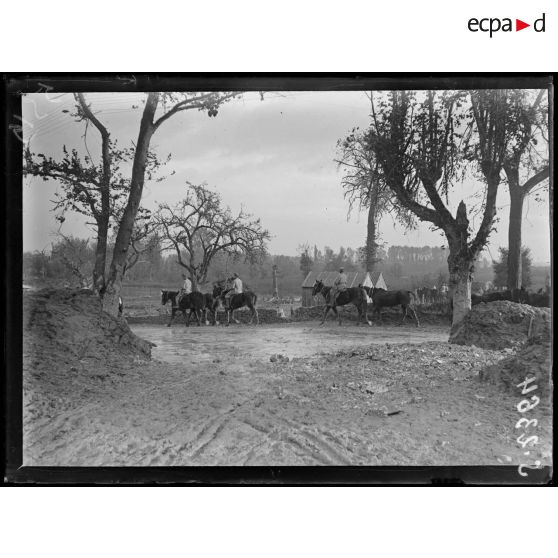 Au moulin de Fargny. La route conduisant à Curlu. [légende d'origine]