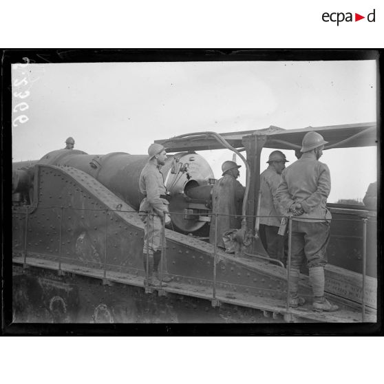 Bray-sur-Somme (Somme). Canon de 320 au chargement. [légende d'origine]