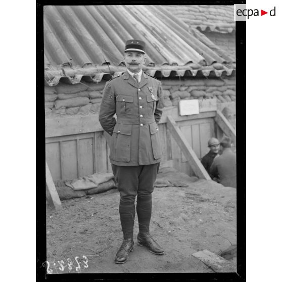 Bois des Ouvrages, près du Bois d'Hem (Somme). Le général Brisseau commandant la 12e division à son PC. [légende d'origine]