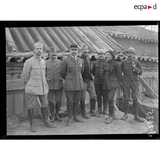 Bois des Ouvrages, près du Bois d'Hem (Somme). Le général Brisseau et l'état major de la 12e division. [légende d'origine]