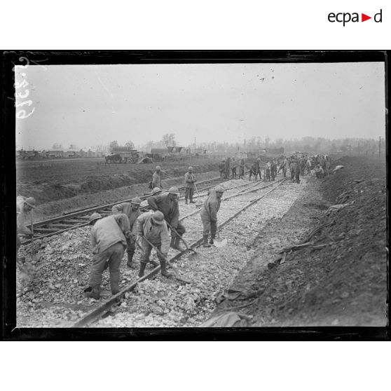 Maricourt (Somme). Construction d'une voie ferrée. Placement du ballast. [légende d'origine]