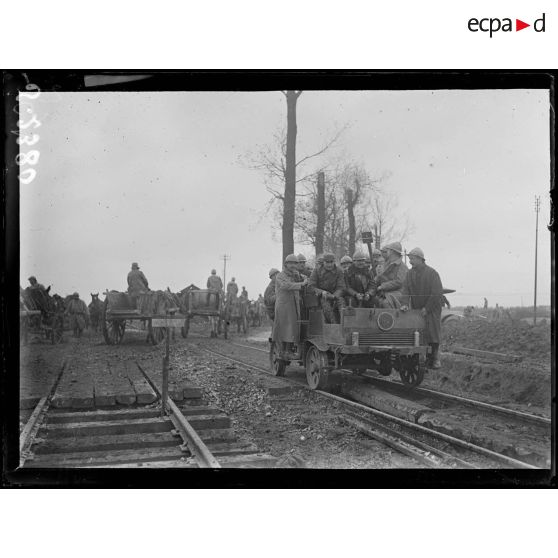 Près Maricourt (Somme). Pétrolette sur voie ferrée. [légende d'origine]