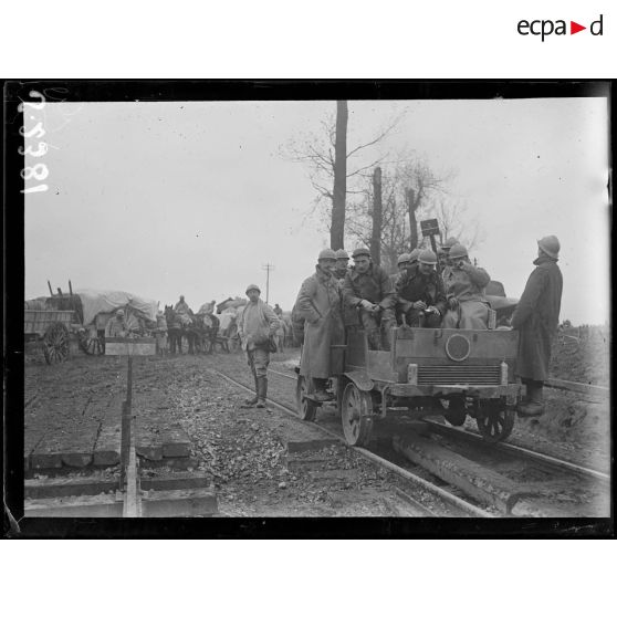 Près Maricourt (Somme). Pétrolette sur voie ferrée. [légende d'origine]