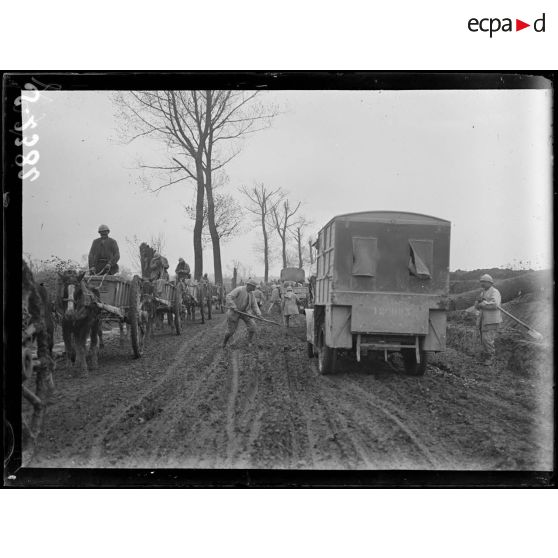 Près Maricourt (Somme). Convois sur la route Maricourt-Péronne. [légende d'origine]