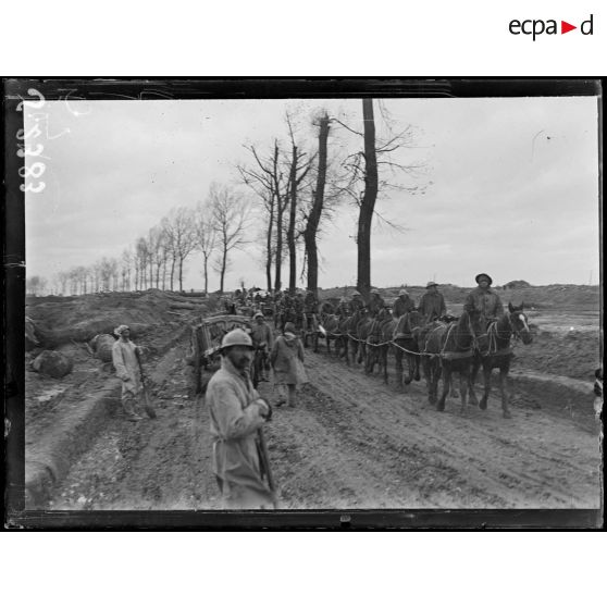 Près Maricourt (Somme). Convois sur la route Maricourt-Péronne. A droite, convoi anglais. [légende d'origine]