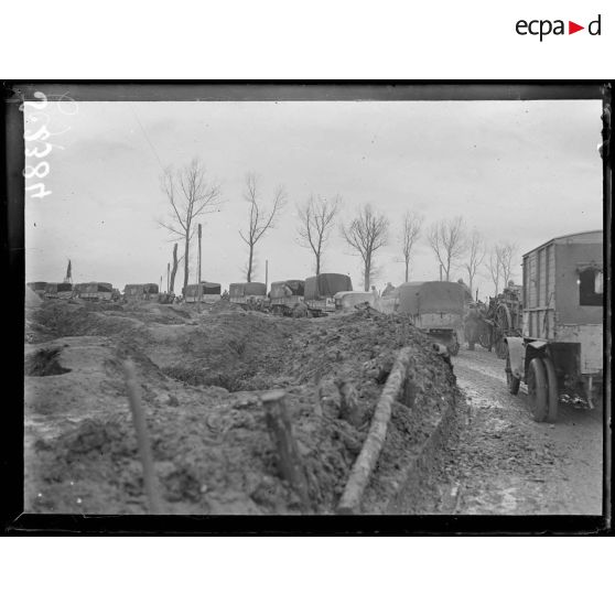 Près du croisement des routes Albert-Péronne - Bray-sur-Somme-Maricourt. Convois divers. [légende d'origine]