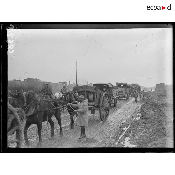 Près du croisement des routes Albert-Péronne - Bray-sur-Somme-Maricourt. Convois. [légende d'origine]