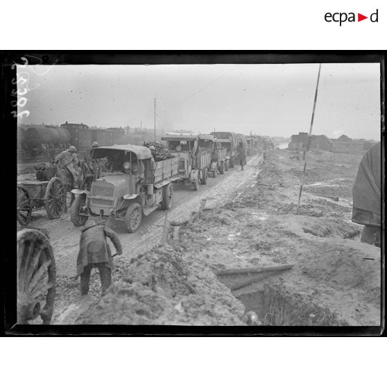 Près du croisement des routes Albert-Péronne - Bray-sur-Somme-Maricourt. Convois. [légende d'origine]