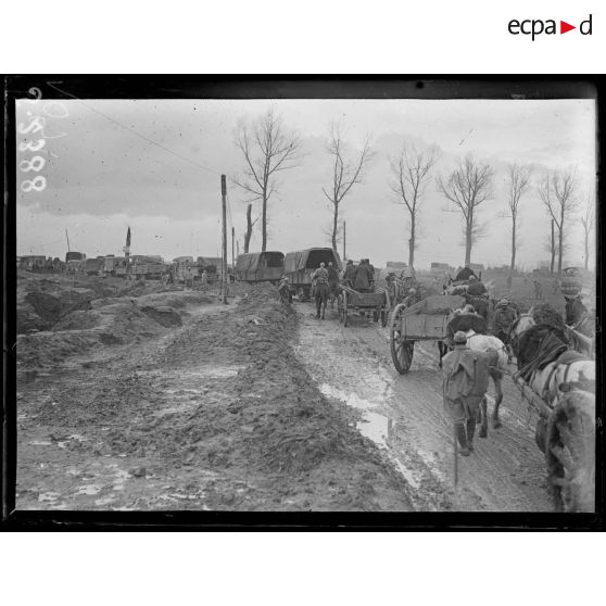 Près du croisement des routes Albert-Péronne - Bray-sur-Somme-Maricourt. Convois. [légende d'origine]