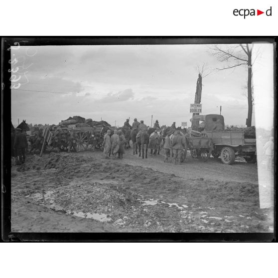 Près Maricourt (Somme). Convois anglais et français. [légende d'origine]