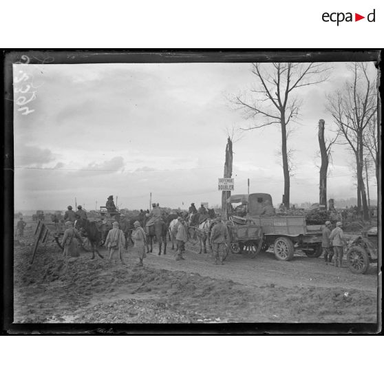 Près Maricourt (Somme). Convois anglais et français se croisant. [légende d'origine]