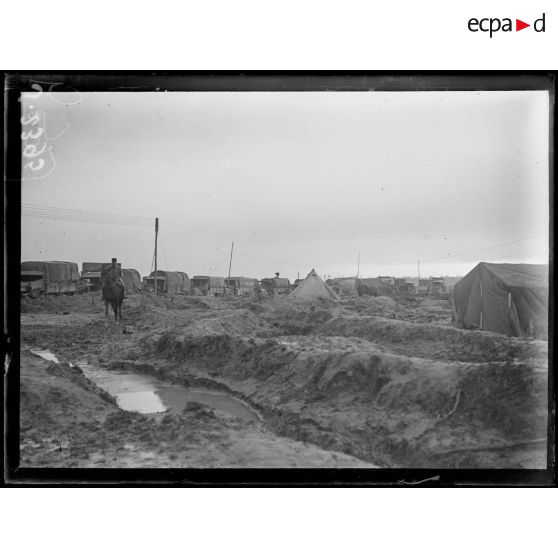 Près Maricourt (Somme). Convois d'auto camions. [légende d'origine]