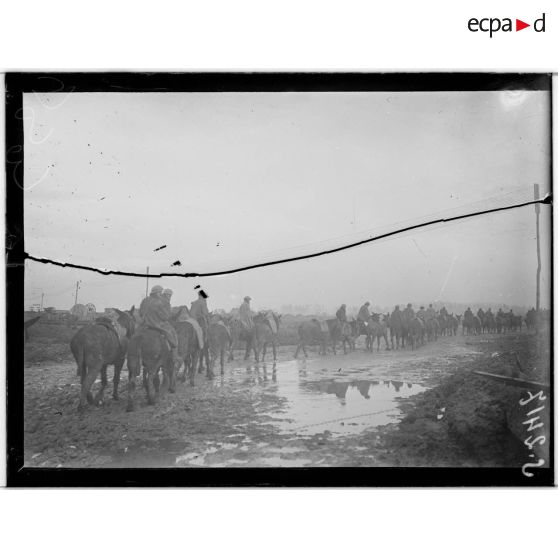 Près Maricourt (Somme). Cavaliers anglais dans la boue. [légende d'origine]