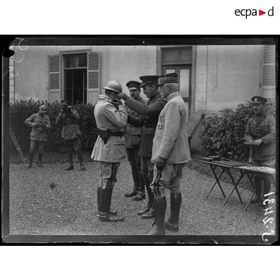 Méricourt (Somme). Remise de décorations par le prince de Connaught. Décoration du général Claret de Latouche. [légende d'origine]