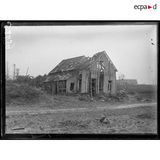 Combles (Somme). La place de la gare. [légende d'origine]