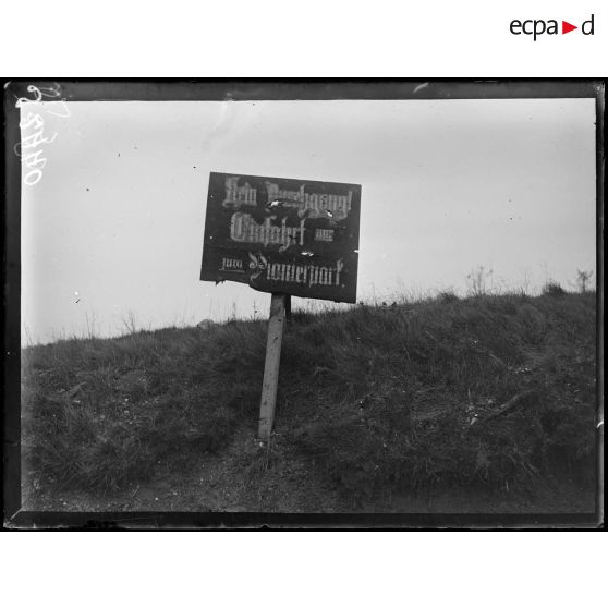 Combles (Somme). Un poteau indicateur allemand. [légende d'origine]