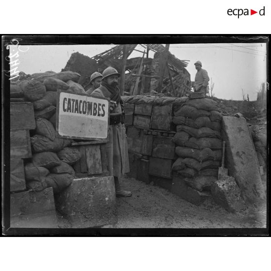 Combles (Somme). Entrée des catacombes. [légende d'origine]