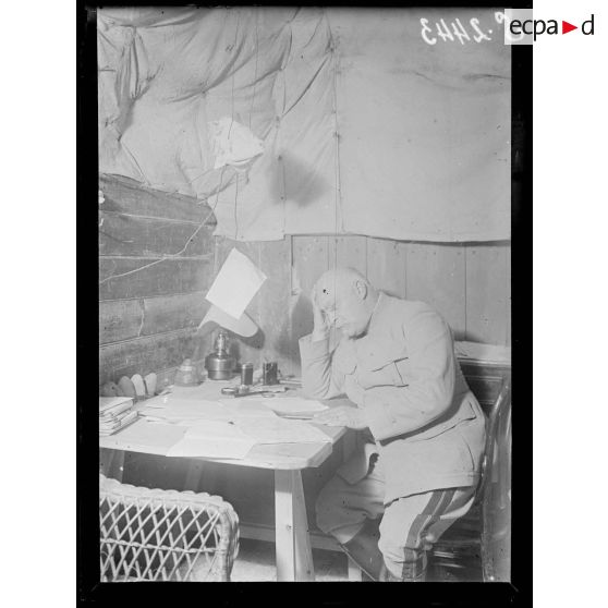 Combles (Somme). Dans les catacombes, le général Lancrenon dans son bureau. [légende d'origine]