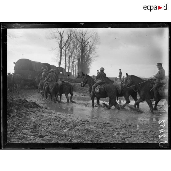 Maricourt. Sur la route conduisant à Albert (Somme). Cavaliers anglais au point de jonction des armées anglaise et française. [légende d'origine]